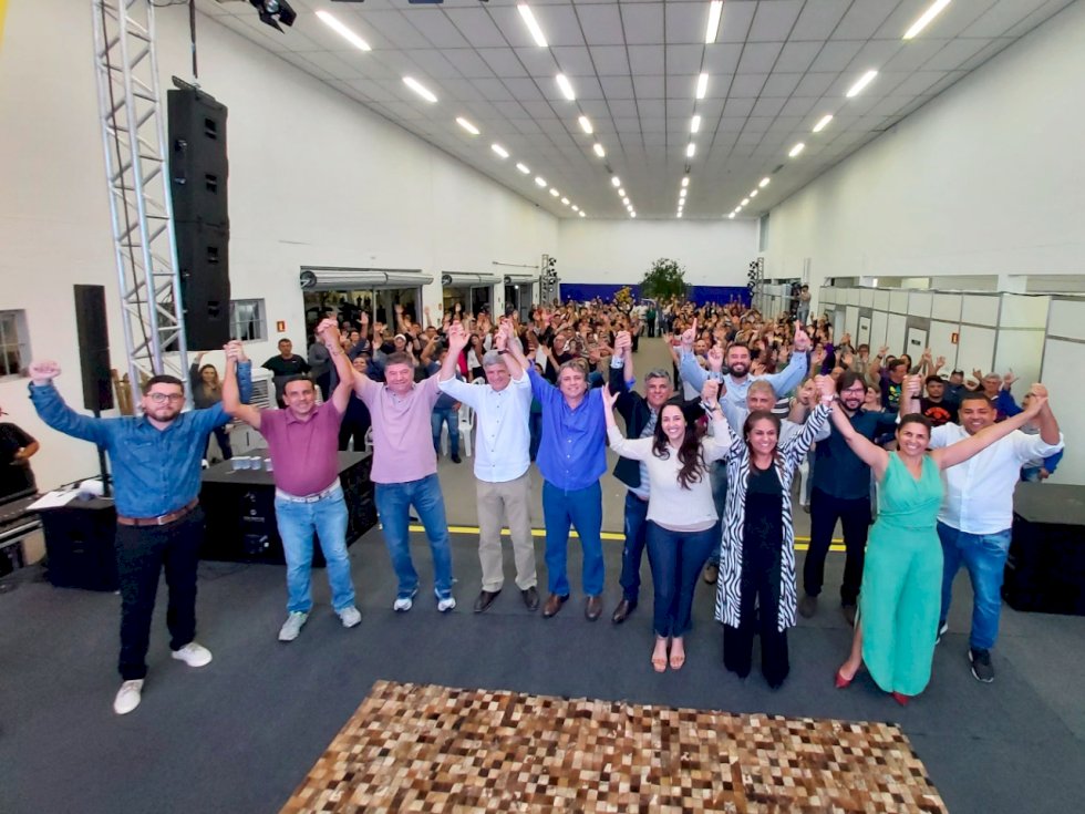 Caravina intensifica campanha em grande ato político na capital