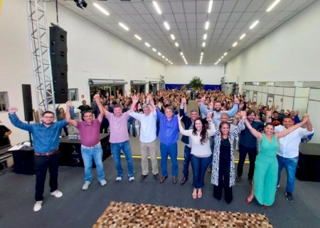 Caravina intensifica campanha em grande ato político na capital