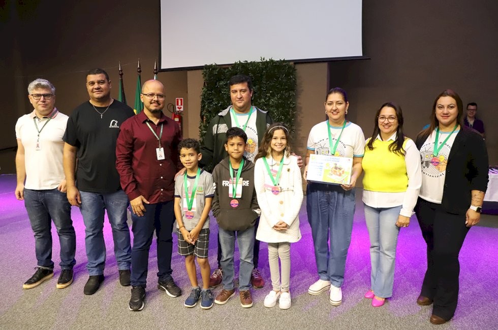 FECINOVA premia estudantes pós exposição em Feira de Ciência e Tecnologia