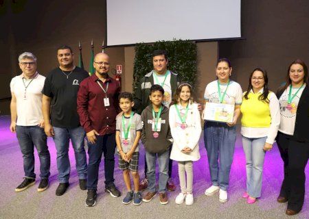 FECINOVA premia estudantes pós exposição em Feira de Ciência e Tecnologia