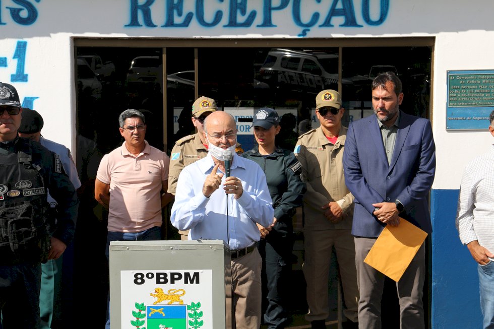 Prefeito participa de entrega de viatura ao 8º BPM