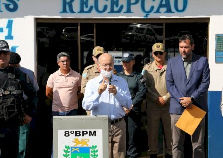 Prefeito participa de entrega de viatura ao 8º BPM