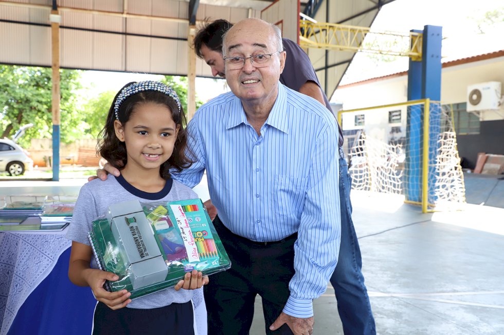Governo municipal entrega kits escolares a Rede Municipal de Ensino