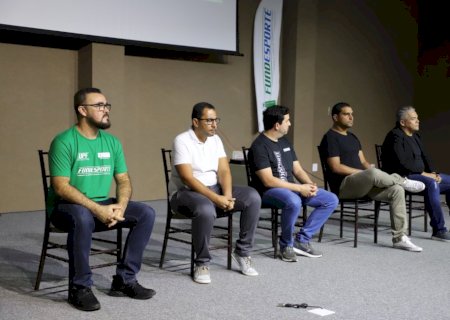 Acadêmicos e profissionais participam de capacitação de novas regras do Voleibol