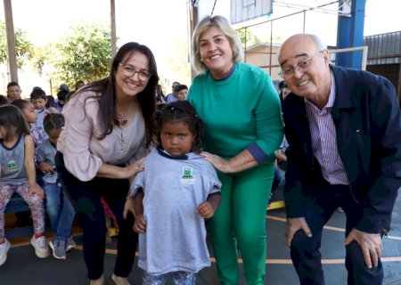 Governo Municipal realiza entrega de uniformes nas escolas Delmiro Salvione Bonin e Machado de Assis – Polo