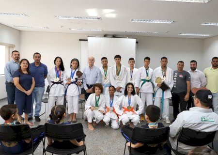 Gilberto Garcia recebe atletas medalhistas em café da manhã no Paço Municipal