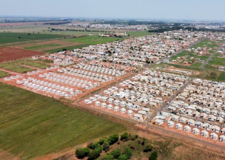 Governo municipal acolhe reivindicações de mutuários pela conclusão de 80 casas da Laterza