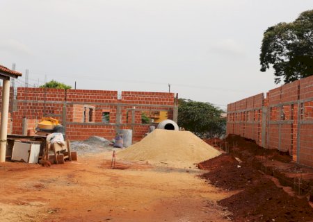 Com tombamento inviável, obra na Escola Moura Andrade substitui estrutura de madeira condenada por alvenaria