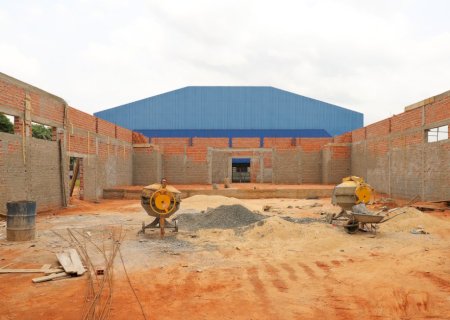 Gilberto Garcia confere andamento das obras do Anfiteatro da Escola Efantina de Quadros