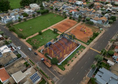Construção de quadra poliesportiva coberta avança no Universitário