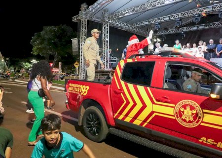 Nova Andradina abre temporada natalina com chegada do Papai Noel